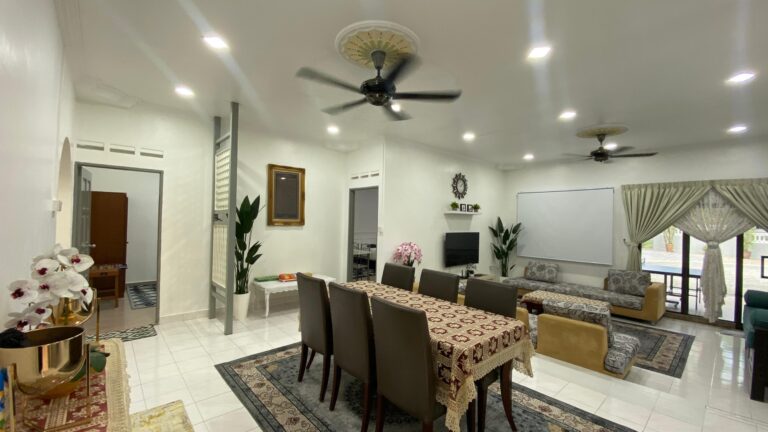 meja makan roomaraha